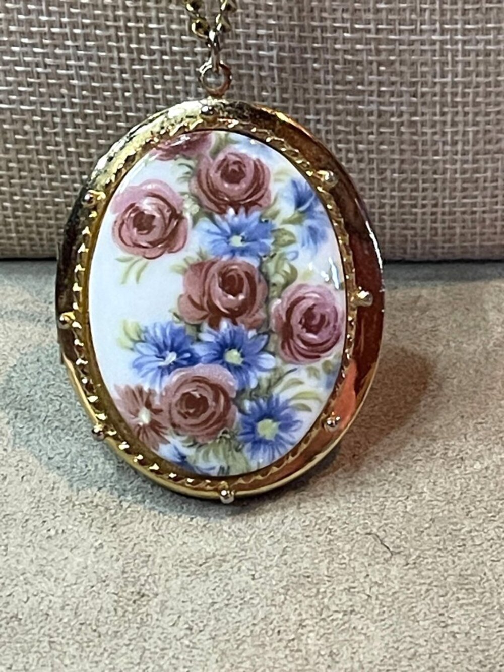 Vintage 60s Gold Tone Floral Milk Glass Cabochon Photo Locket Necklace